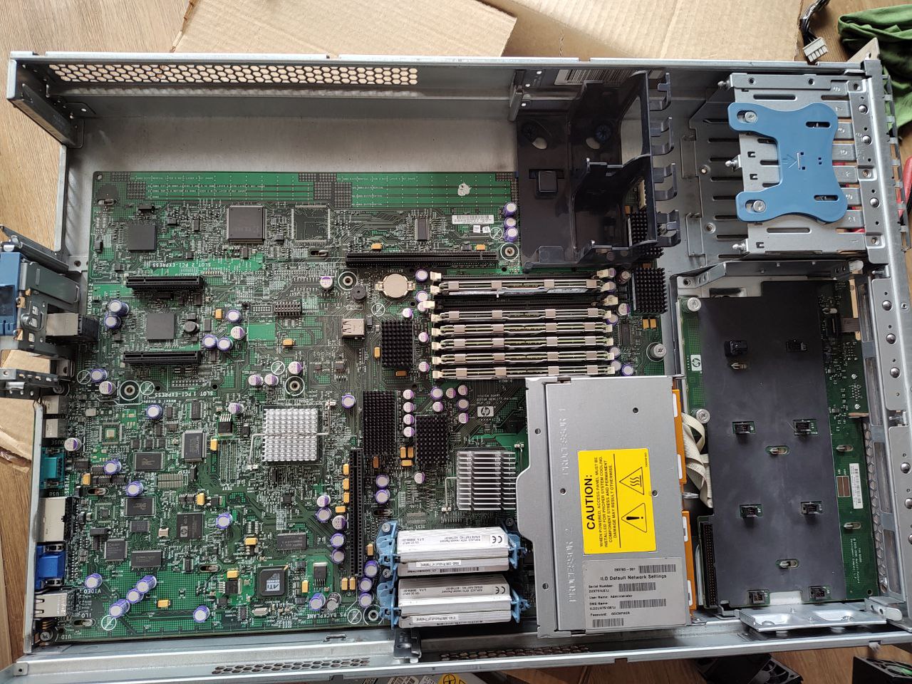 hp-proliant-dl380-internals-with-dust.jpg