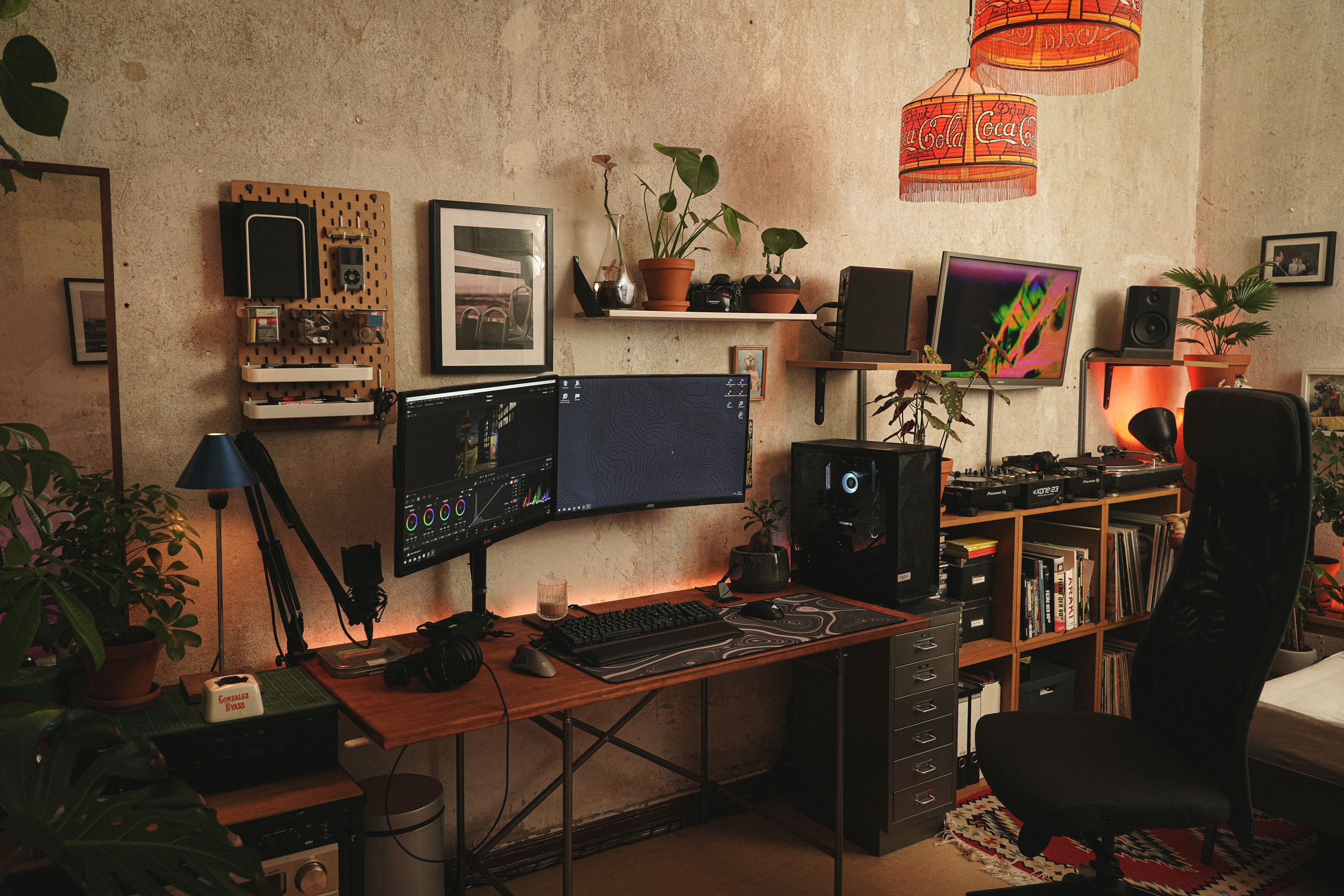 pseudo industrial desk with plants