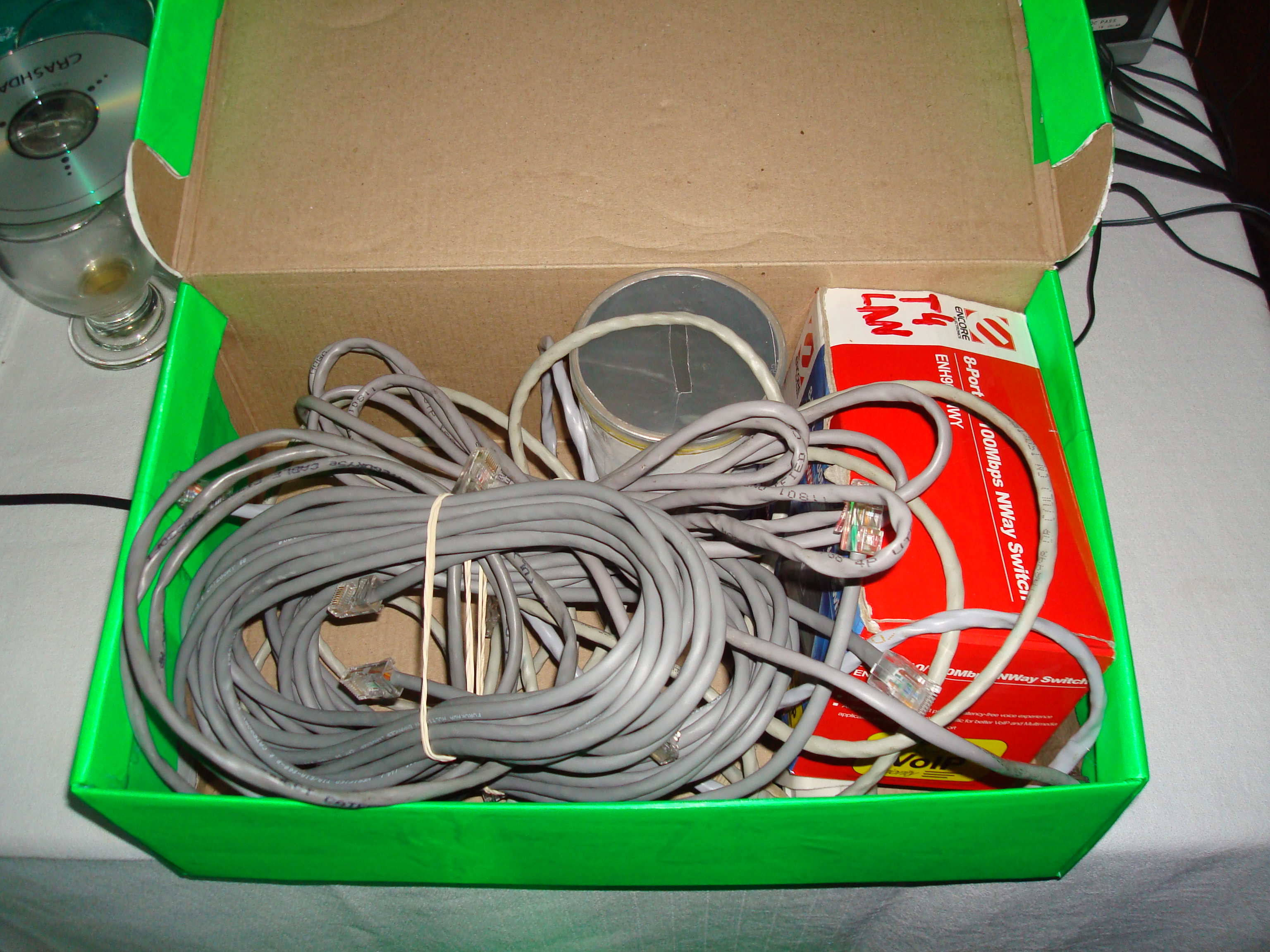 la caja con cables y switch